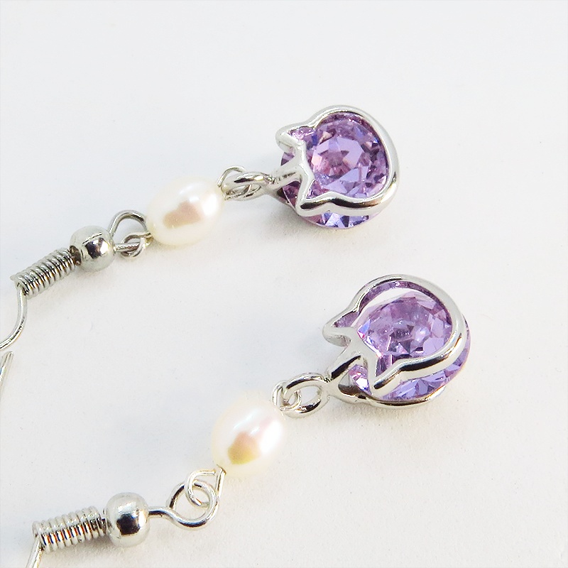猫フレームのスワロフスキー(ヴァイオレット)と淡水パールを組合せた大人可愛いフックピアス サージカル可