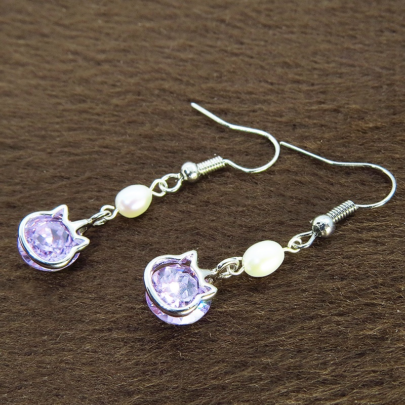 猫フレームのスワロフスキー(ヴァイオレット)と淡水パールを組合せた大人可愛いフックピアス サージカル可
