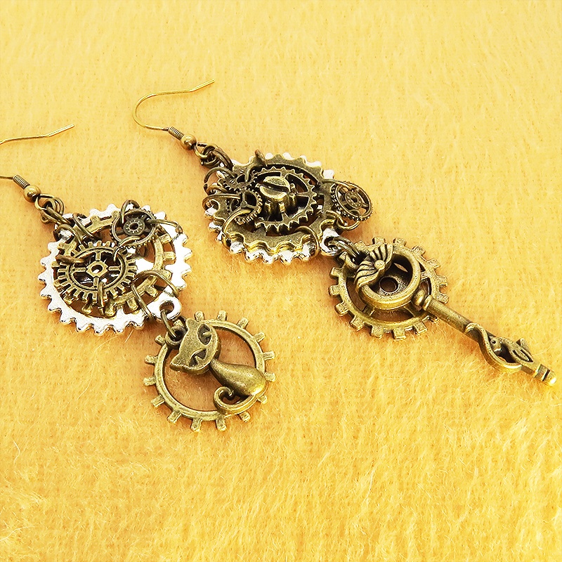 猫と鍵と歯車・ギアのスチームパンク風アシンメトリー ピアス シルバー・アンティークカラー