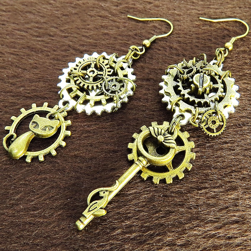 猫と鍵と歯車・ギアのスチームパンク風アシンメトリー ピアス シルバー・アンティークカラー