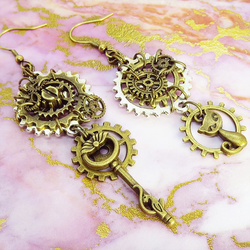 猫と鍵と歯車・ギアのスチームパンク風アシンメトリー ピアス シルバー・アンティークカラー