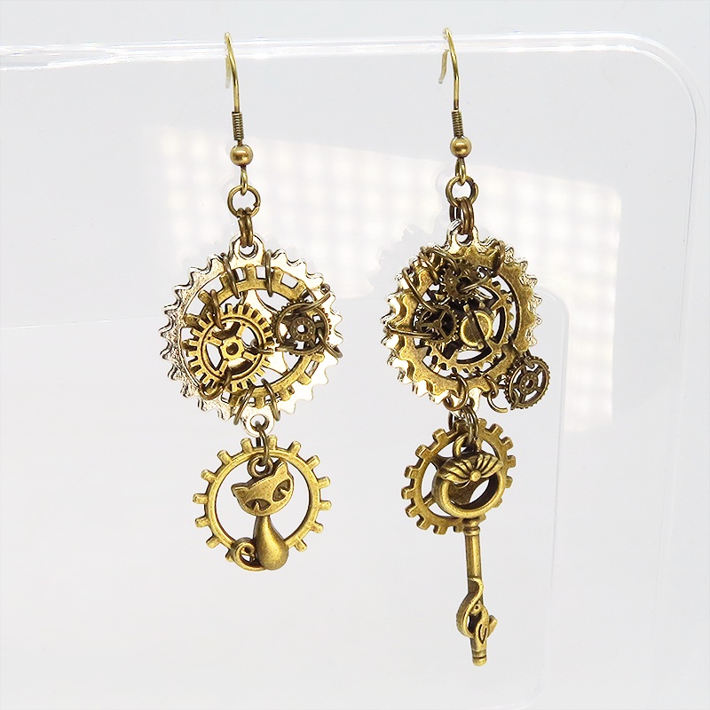 猫と鍵と歯車・ギアのスチームパンク風アシンメトリー ピアス シルバー・アンティークカラー