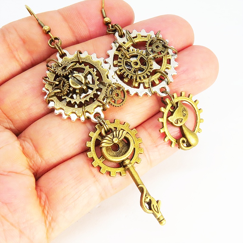 猫と鍵と歯車・ギアのスチームパンク風アシンメトリー ピアス シルバー・アンティークカラー