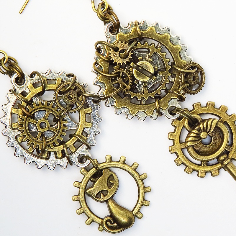 猫と鍵と歯車・ギアのスチームパンク風アシンメトリー ピアス シルバー・アンティークカラー