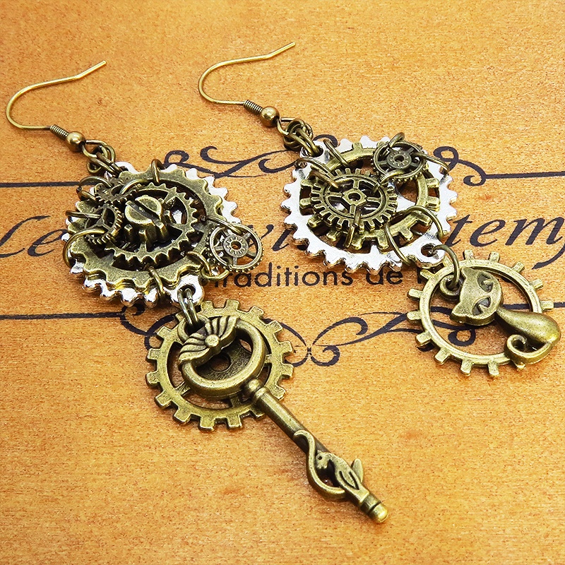 猫と鍵と歯車・ギアのスチームパンク風アシンメトリー ピアス シルバー・アンティークカラー