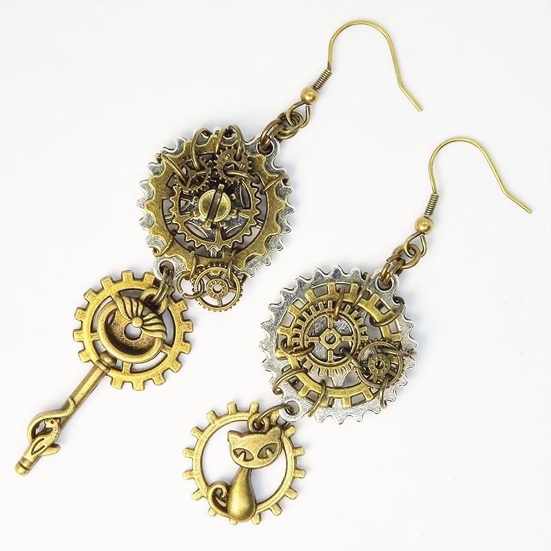 猫と鍵と歯車・ギアのスチームパンク風アシンメトリー ピアス シルバー・アンティークカラー