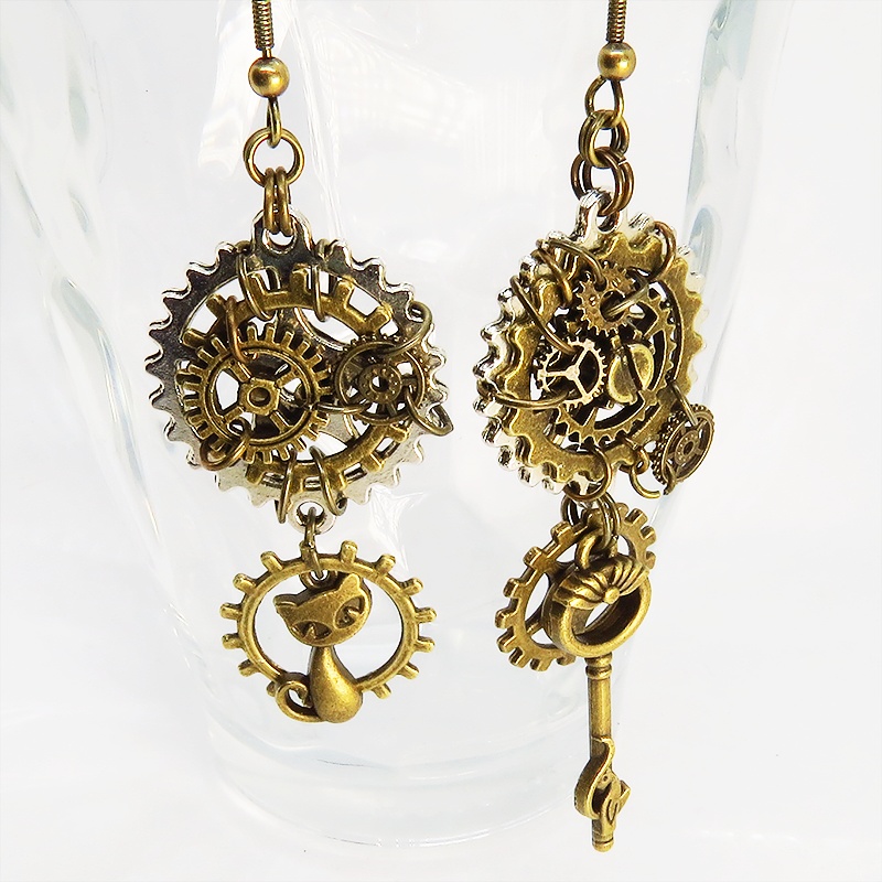 猫と鍵と歯車・ギアのスチームパンク風アシンメトリー ピアス シルバー・アンティークカラー
