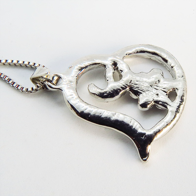 オープンハートに肉球のワンポイントのペンダント・ネックレス ラインストーン 猫好き 犬好き アジャスター付