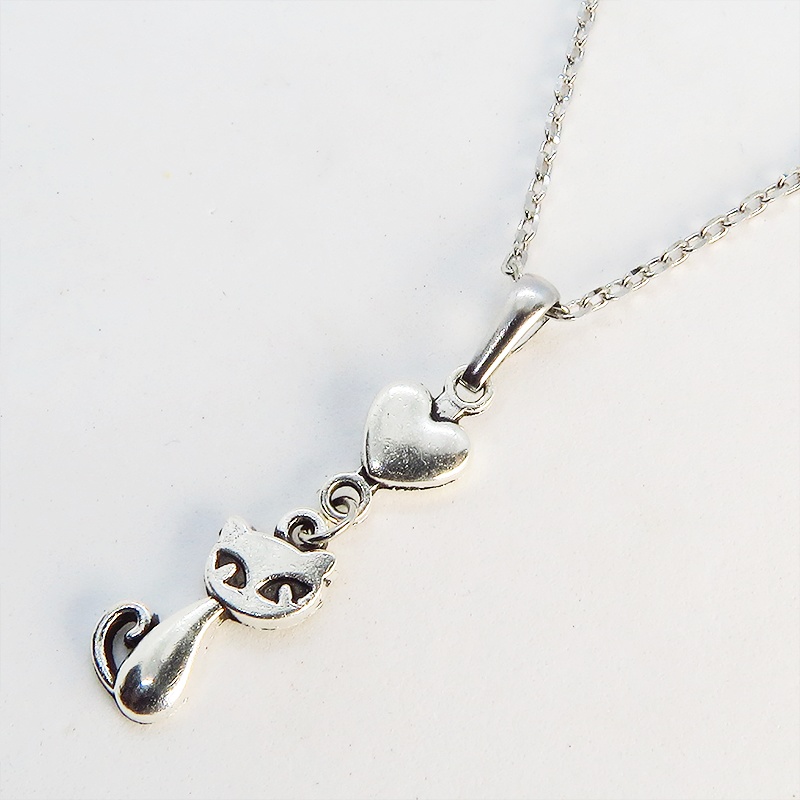 アンティークシルバーの猫とハートのシンプルでコンパクトな可愛いネックレス 銀古美色 SV925変更可