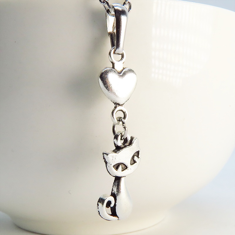 アンティークシルバーの猫とハートのシンプルでコンパクトな可愛いネックレス 銀古美色 SV925変更可