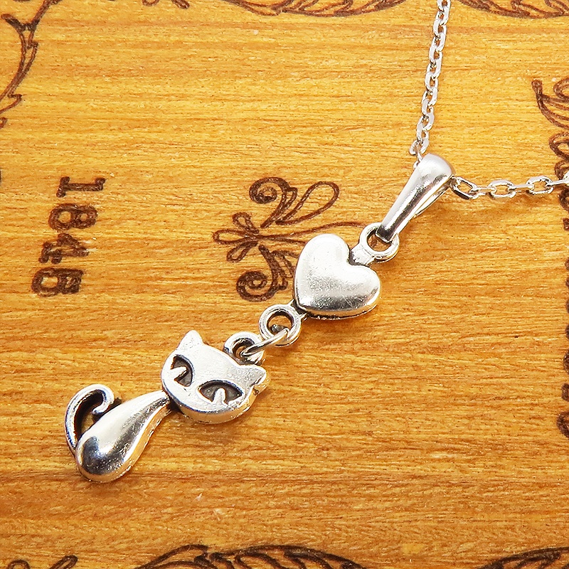 アンティークシルバーの猫とハートのシンプルでコンパクトな可愛いネックレス 銀古美色 SV925変更可