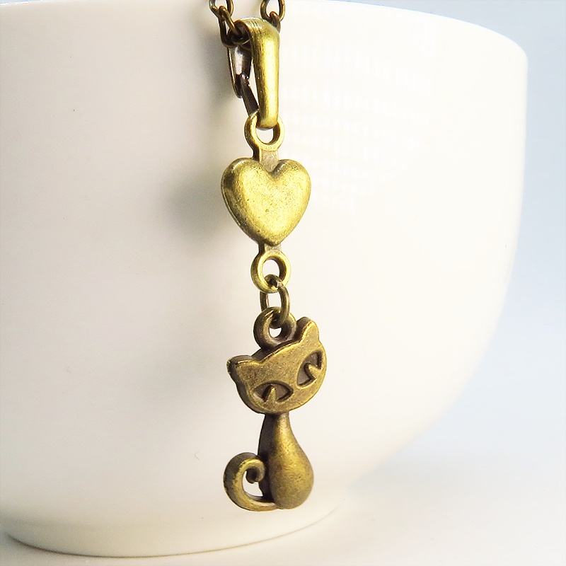 アンティークゴールドの猫とハートのシンプルでコンパクトな可愛いネックレス 金古美色 長さ変更可
