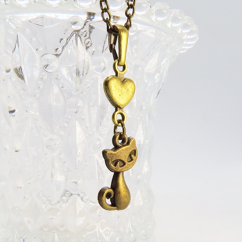 アンティークゴールドの猫とハートのシンプルでコンパクトな可愛いネックレス 金古美色 長さ変更可