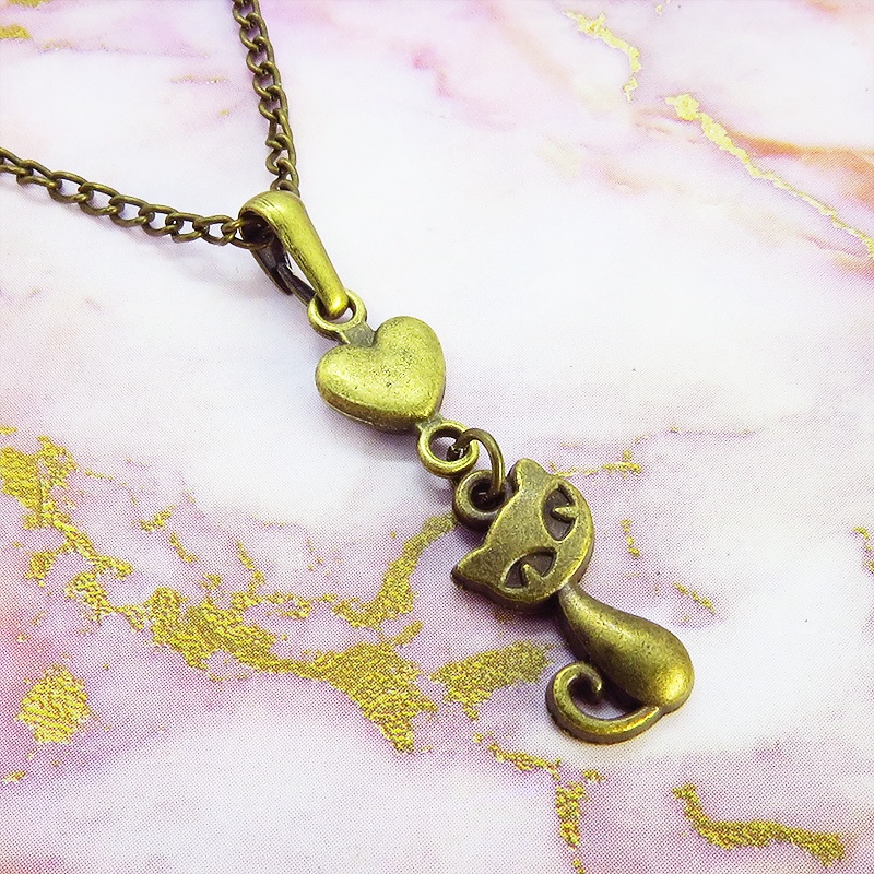 アンティークゴールドの猫とハートのシンプルでコンパクトな可愛いネックレス 金古美色 長さ変更可