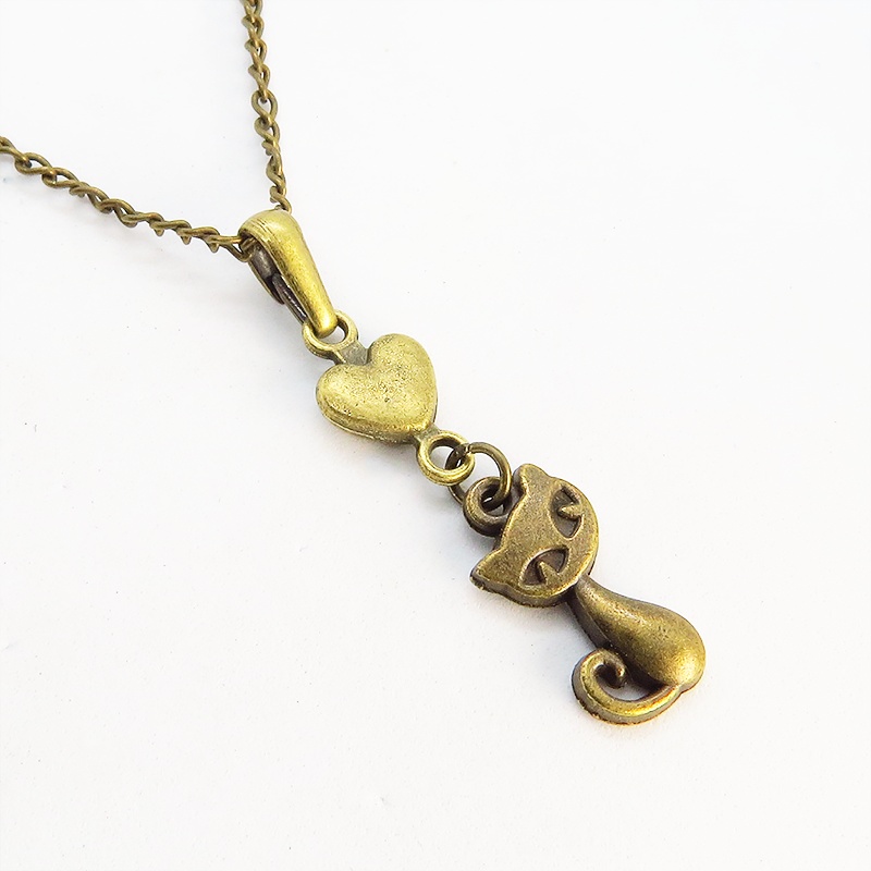 アンティークゴールドの猫とハートのシンプルでコンパクトな可愛いネックレス 金古美色 長さ変更可