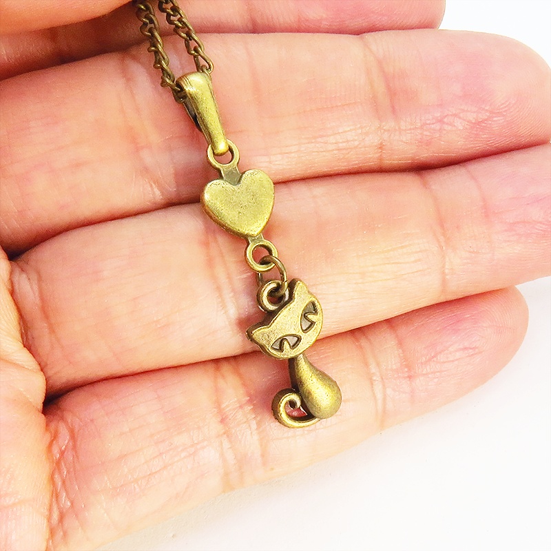 アンティークゴールドの猫とハートのシンプルでコンパクトな可愛いネックレス 金古美色 長さ変更可