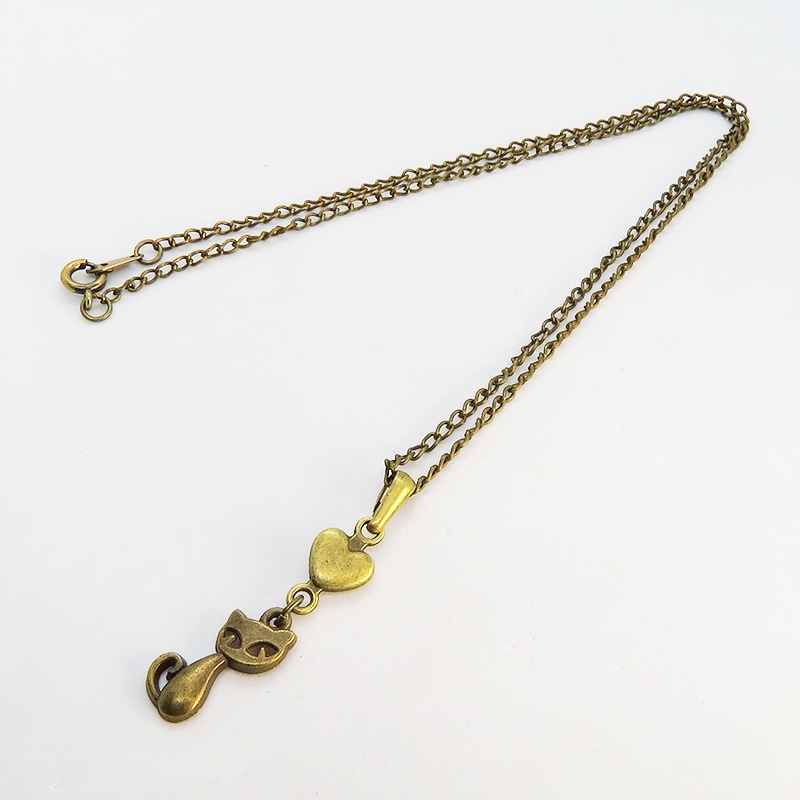 アンティークゴールドの猫とハートのシンプルでコンパクトな可愛いネックレス 金古美色 長さ変更可