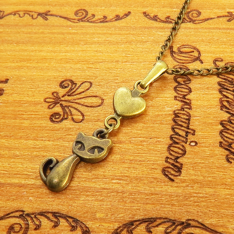 アンティークゴールドの猫とハートのシンプルでコンパクトな可愛いネックレス 金古美色 長さ変更可