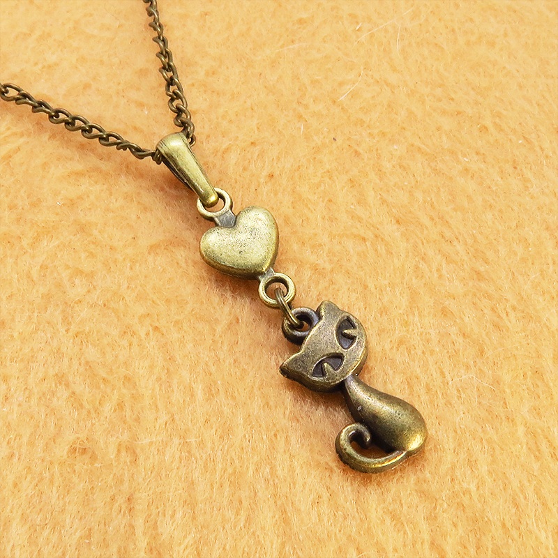 アンティークゴールドの猫とハートのシンプルでコンパクトな可愛いネックレス 金古美色 長さ変更可