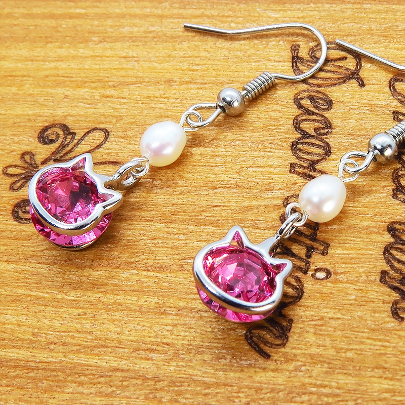 猫フレームのスワロフスキー(ローズ)と淡水パールを組合せた大人可愛いフックピアス サージカル可