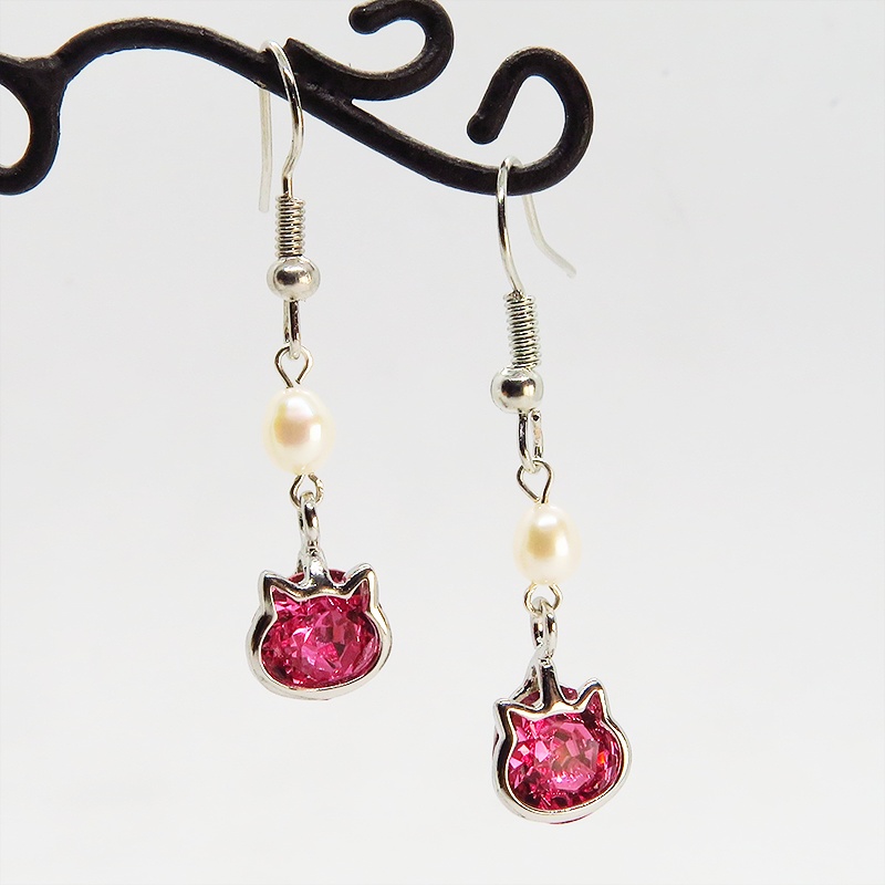 猫フレームのスワロフスキー(ローズ)と淡水パールを組合せた大人可愛いフックピアス サージカル可