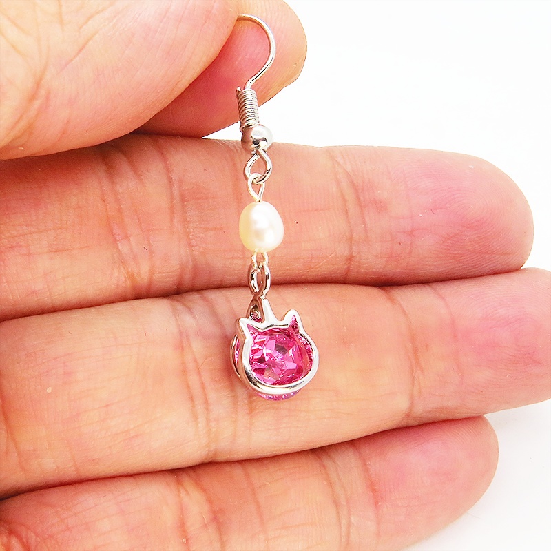 猫フレームのスワロフスキー(ローズ)と淡水パールを組合せた大人可愛いフックピアス サージカル可