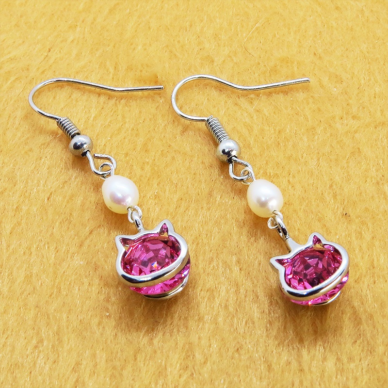 猫フレームのスワロフスキー(ローズ)と淡水パールを組合せた大人可愛いフックピアス サージカル可