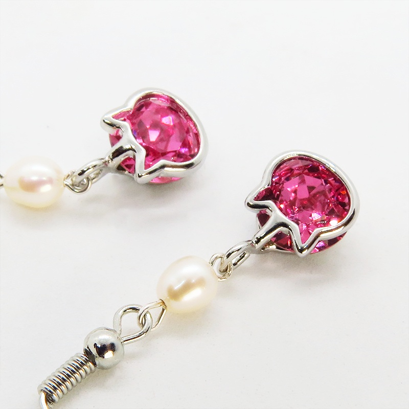 猫フレームのスワロフスキー(ローズ)と淡水パールを組合せた大人可愛いフックピアス サージカル可