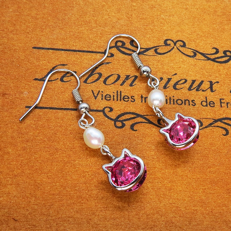 猫フレームのスワロフスキー(ローズ)と淡水パールを組合せた大人可愛いフックピアス サージカル可