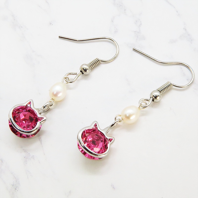 猫フレームのスワロフスキー(ローズ)と淡水パールを組合せた大人可愛いフックピアス サージカル可