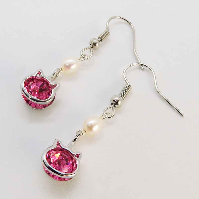 猫フレームのスワロフスキー(ローズ)と淡水パールを組合せた大人可愛いフックピアス サージカル可
