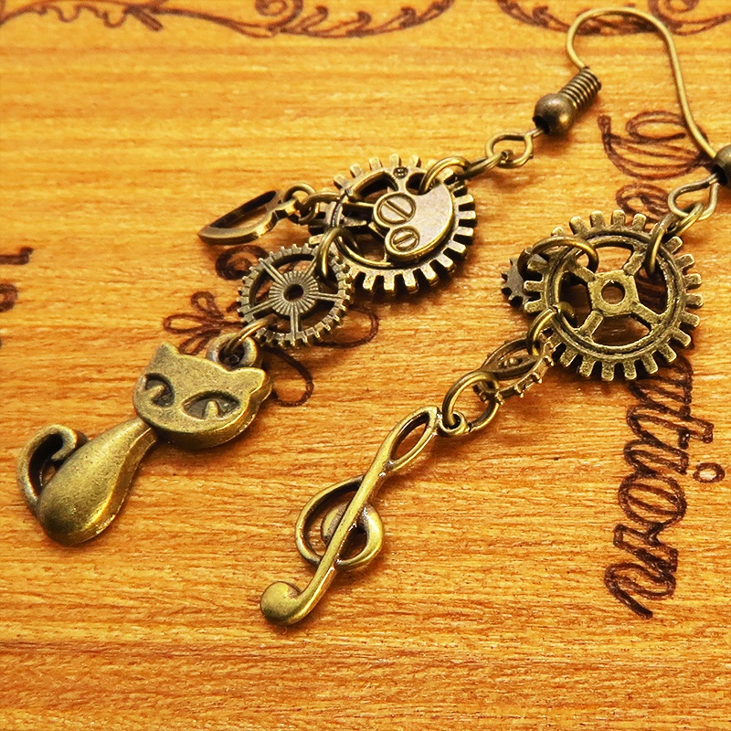 アンティーク調金古美色の猫と音符と歯車・ギアのアシンメトリーピアス スチームパンク ファッション