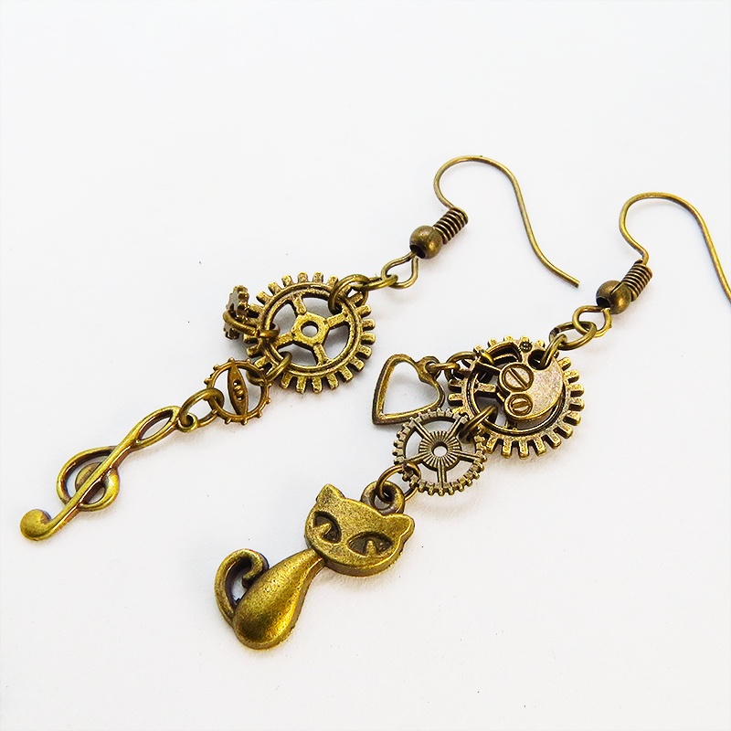 アンティーク調金古美色の猫と音符と歯車・ギアのアシンメトリーピアス スチームパンク ファッション