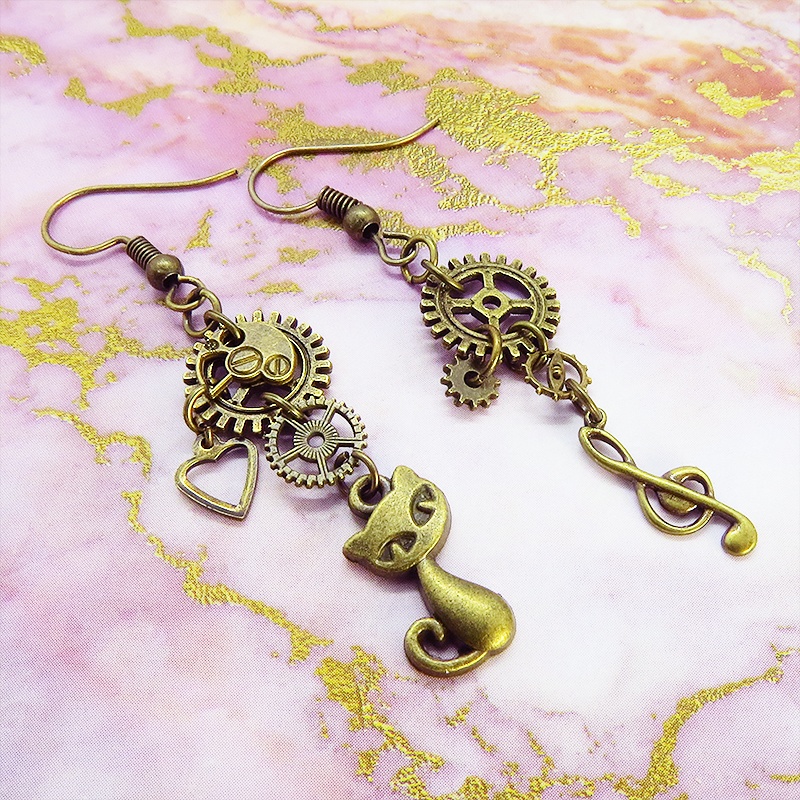 アンティーク調金古美色の猫と音符と歯車・ギアのアシンメトリーピアス スチームパンク ファッション