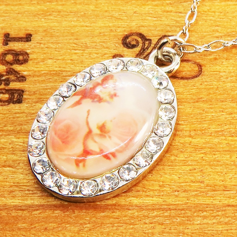 ピンクのバラの描かれたエレガントできらびやかなペンダント・ネックレス ラインストーン