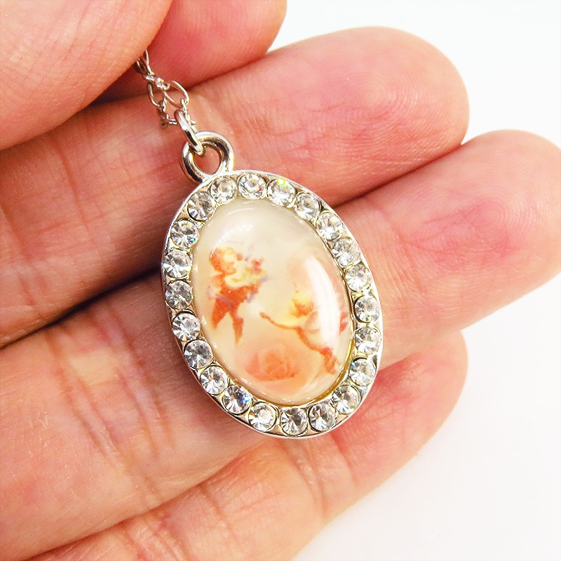 ピンクのバラの描かれたエレガントできらびやかなペンダント・ネックレス ラインストーン