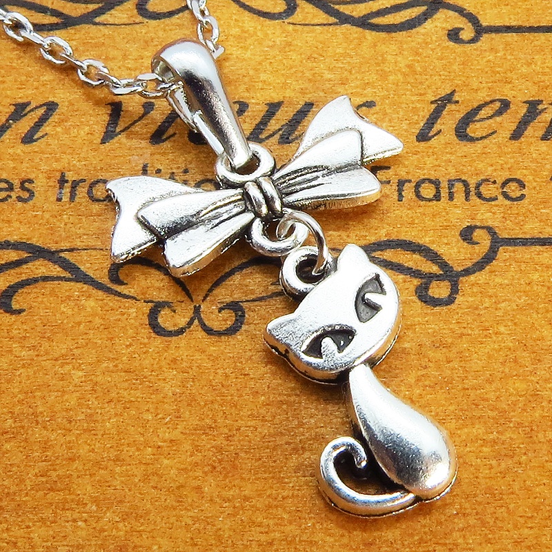 アンティークシルバーの猫とリボンのシンプルで可愛いネックレス 銀古美色 長さ変更可 SV925変更可