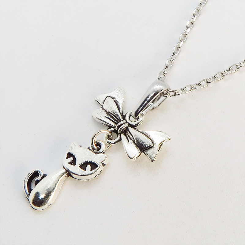アンティークシルバーの猫とリボンのシンプルで可愛いネックレス 銀古美色 長さ変更可 SV925変更可