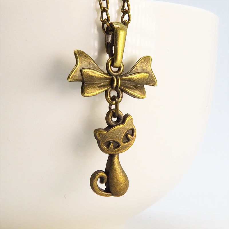 アンティークゴールドの猫とリボンのシンプルで可愛いネックレス 金古美色 長さ変更可 アジャスター可