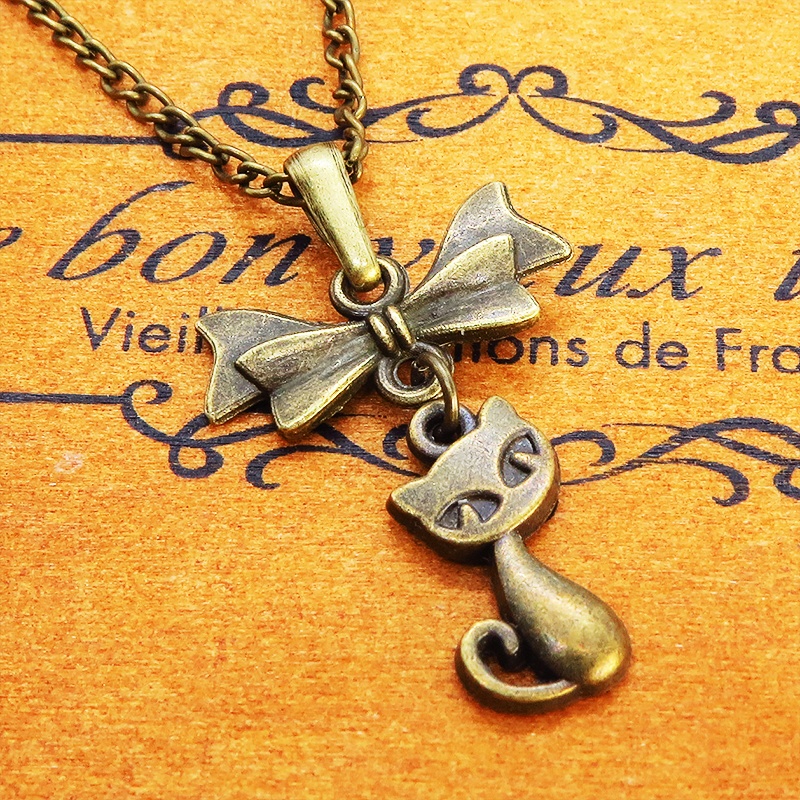 アンティークゴールドの猫とリボンのシンプルで可愛いネックレス 金古美色 長さ変更可 アジャスター可