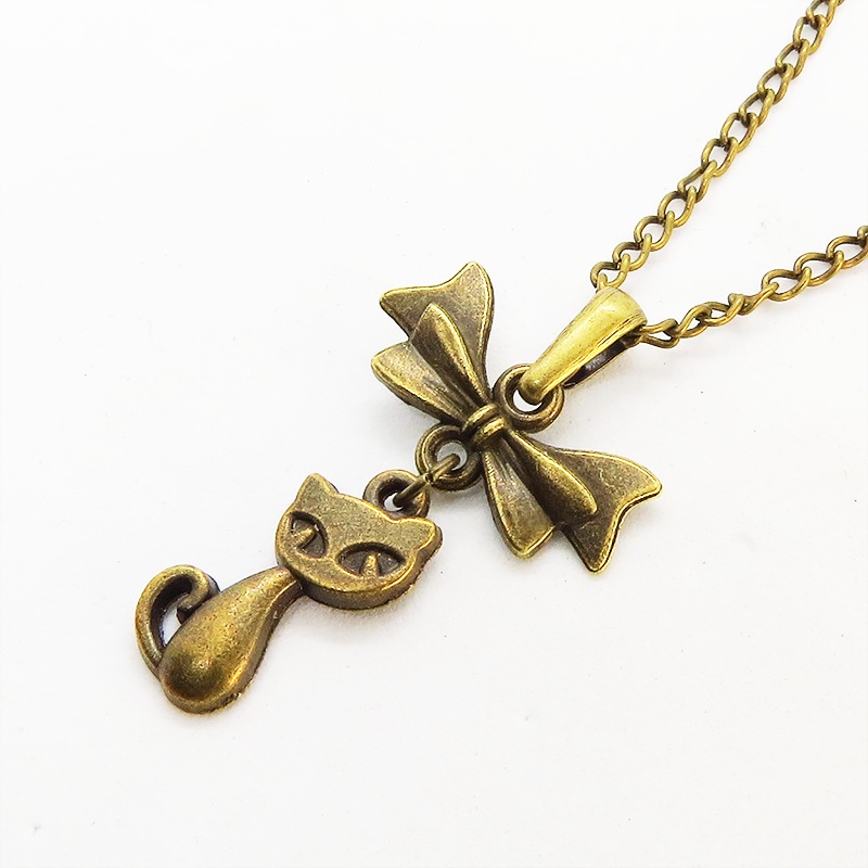 アンティークゴールドの猫とリボンのシンプルで可愛いネックレス 金古美色 長さ変更可 アジャスター可