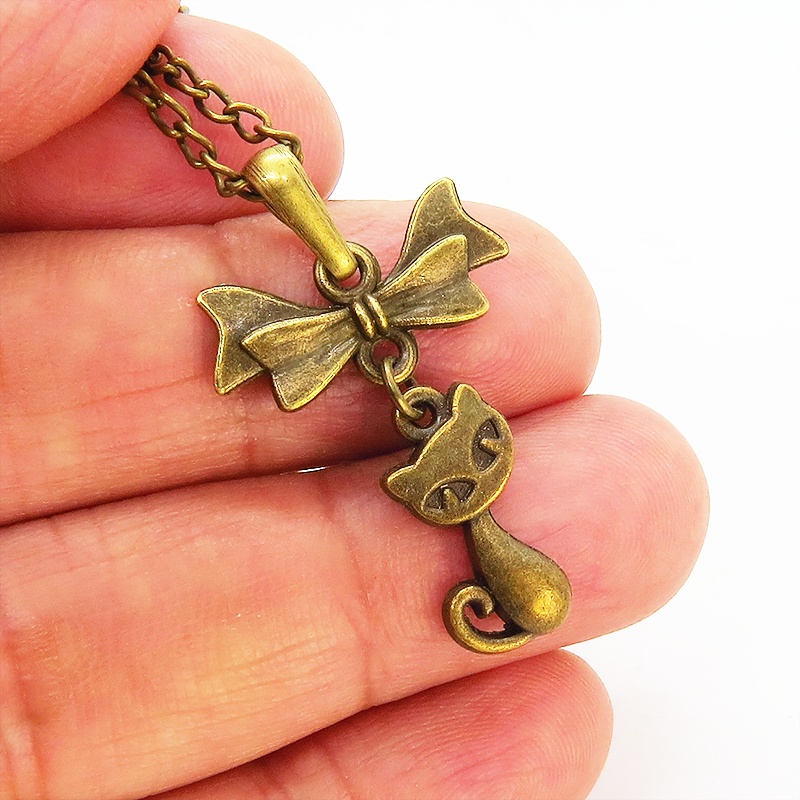 アンティークゴールドの猫とリボンのシンプルで可愛いネックレス 金古美色 長さ変更可 アジャスター可