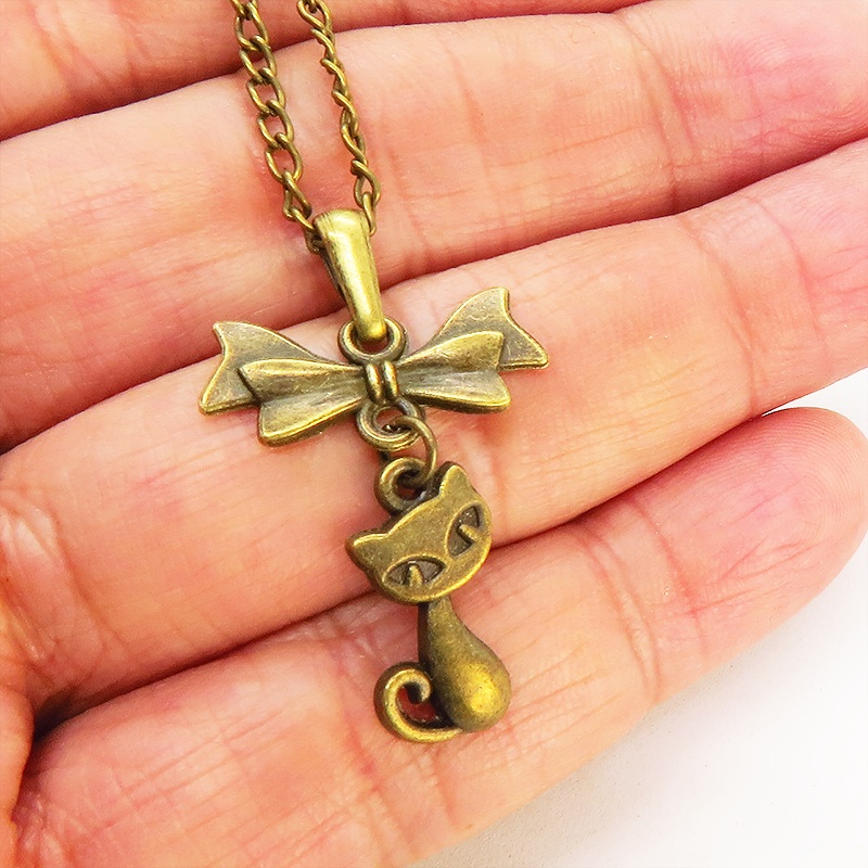 アンティークゴールドの猫とリボンのシンプルで可愛いネックレス 金古美色 長さ変更可 アジャスター可