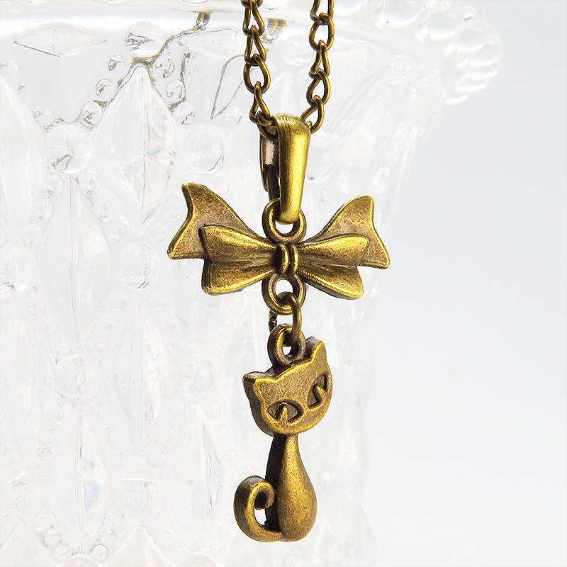 アンティークゴールドの猫とリボンのシンプルで可愛いネックレス 金古美色 長さ変更可 アジャスター可