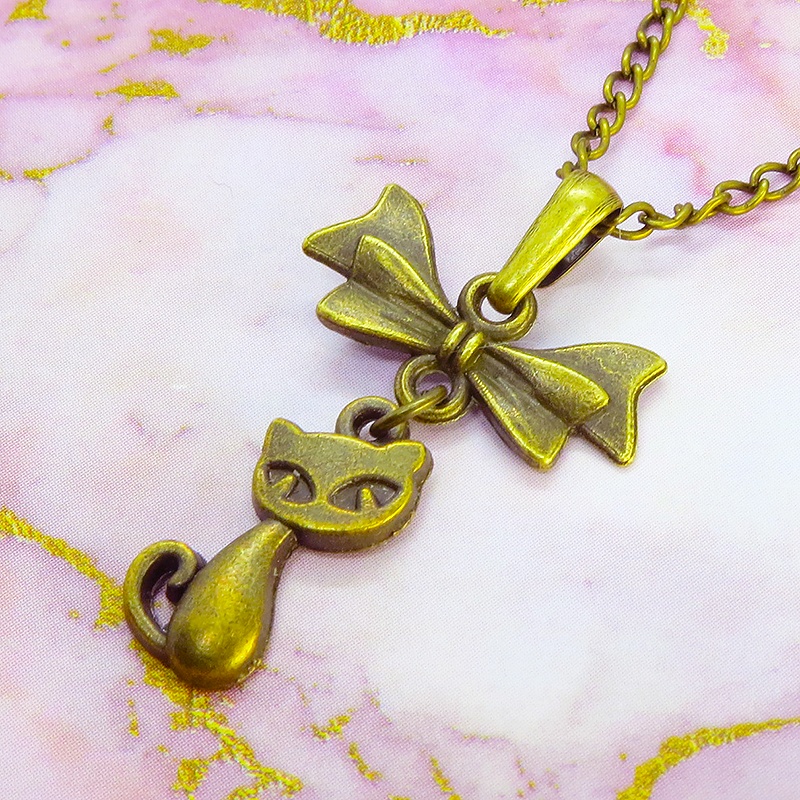 アンティークゴールドの猫とリボンのシンプルで可愛いネックレス 金古美色 長さ変更可 アジャスター可
