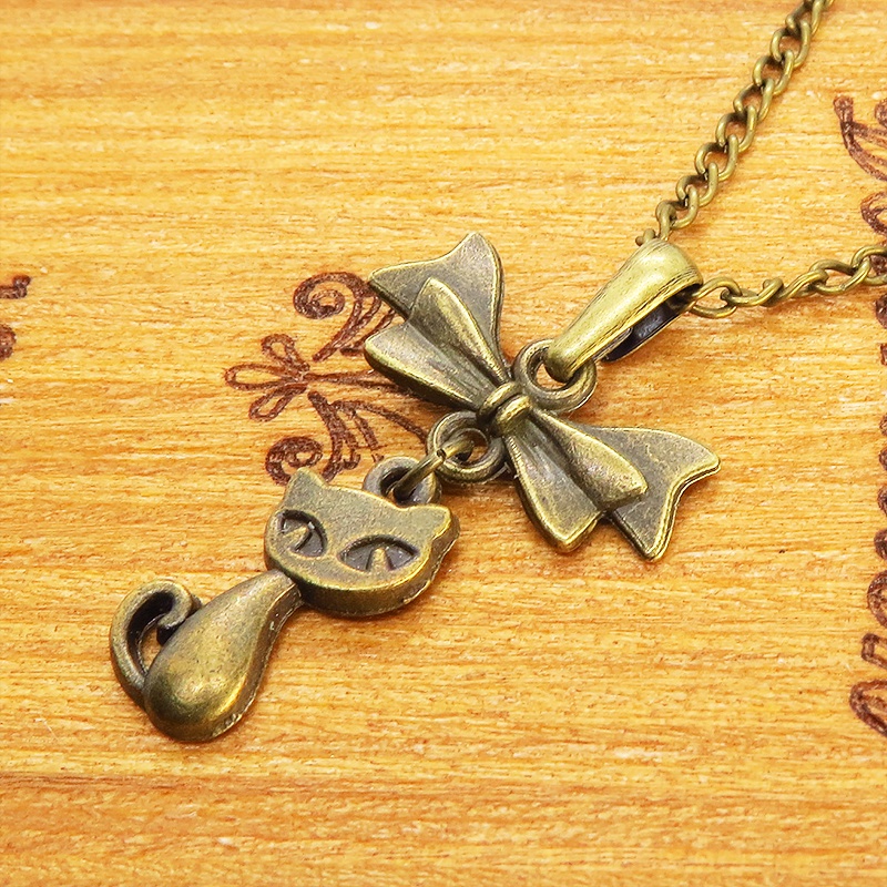 アンティークゴールドの猫とリボンのシンプルで可愛いネックレス 金古美色 長さ変更可 アジャスター可