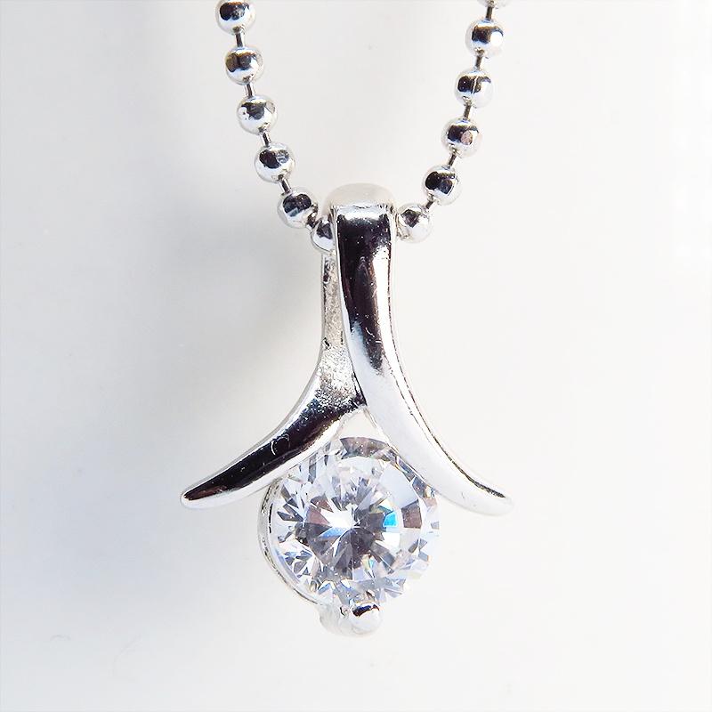 キュービックジルコニアのワンポイントチャームネックレス