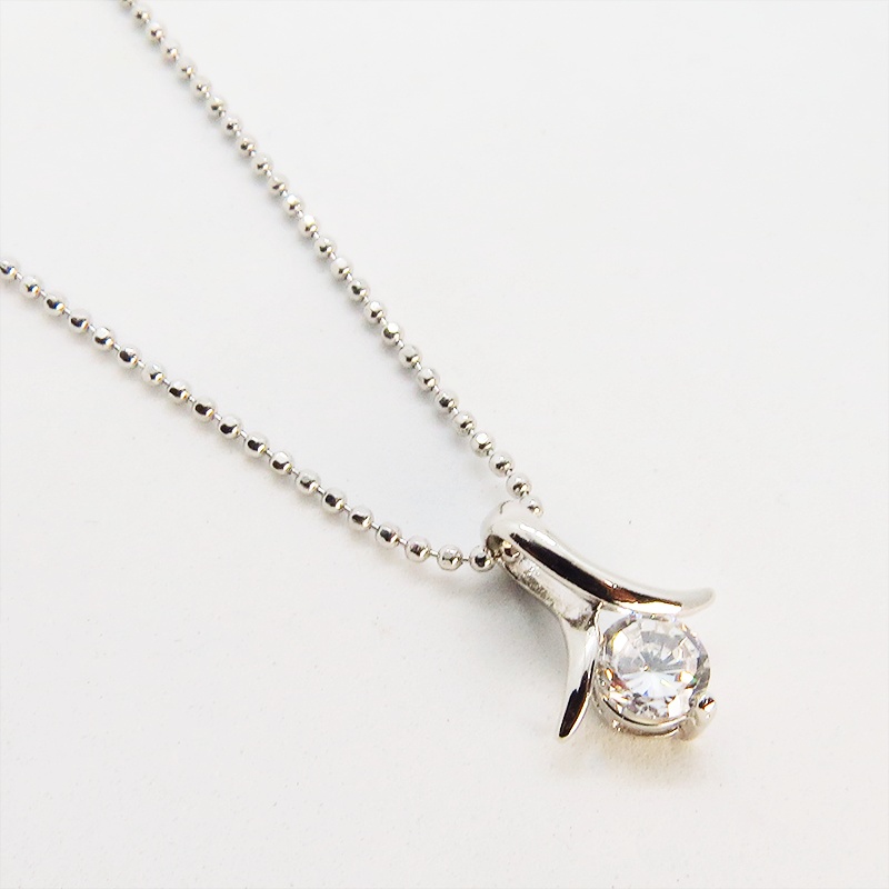 キュービックジルコニアのワンポイントチャームネックレス