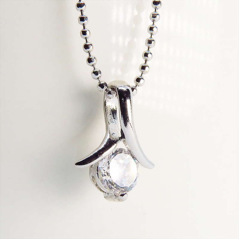 キュービックジルコニアのワンポイントチャームネックレス