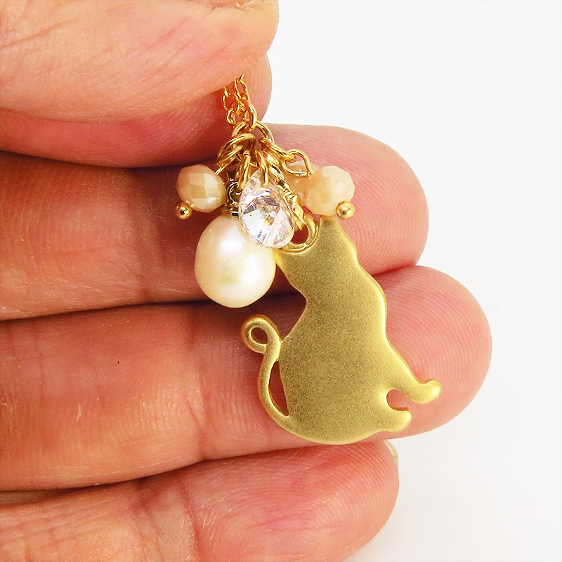 【再販】14KGF ゴールド 猫シルエットモチーフのペンダントネックレス 淡水パール キュービックジルコニ